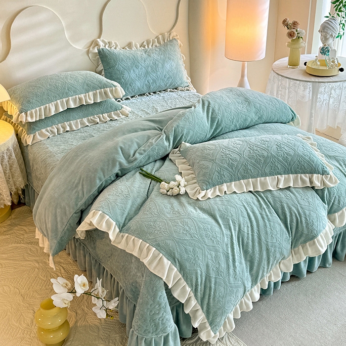 91家纺网 家纺一手货源 找家纺 唐人居 2025新款雕花牛奶绒花边款四件套--摩卡庄园系列 摩卡庄园-水兰