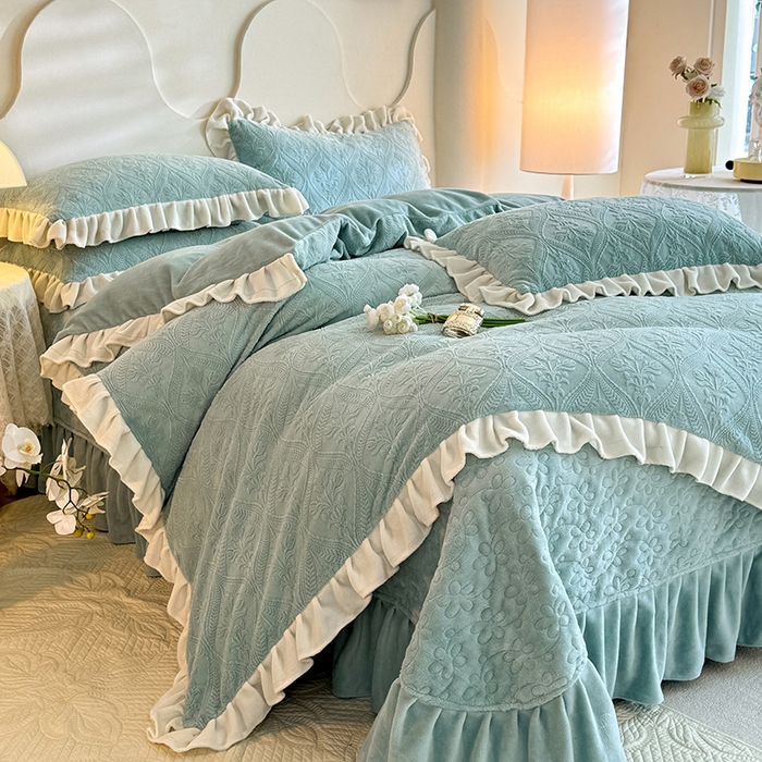 91家纺网 家纺一手货源 找家纺 唐人居 2025新款雕花牛奶绒花边款四件套--摩卡庄园系列 摩卡庄园-水兰