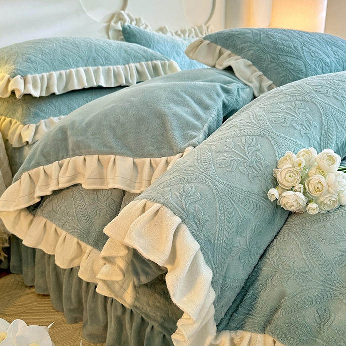 91家纺网 家纺一手货源 找家纺 唐人居 2025新款雕花牛奶绒花边款四件套--摩卡庄园系列 摩卡庄园-水兰