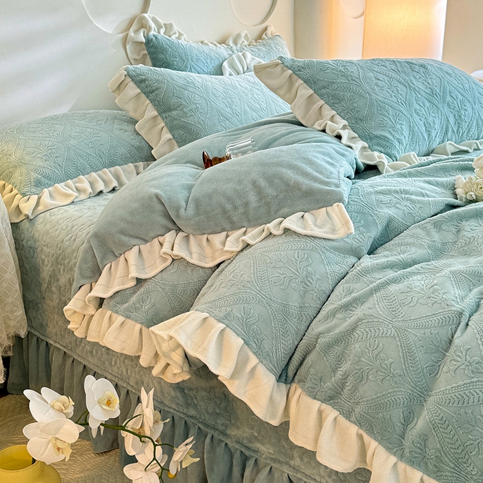 91家纺网 家纺一手货源 找家纺 唐人居 2025新款雕花牛奶绒花边款四件套--摩卡庄园系列 摩卡庄园-水兰