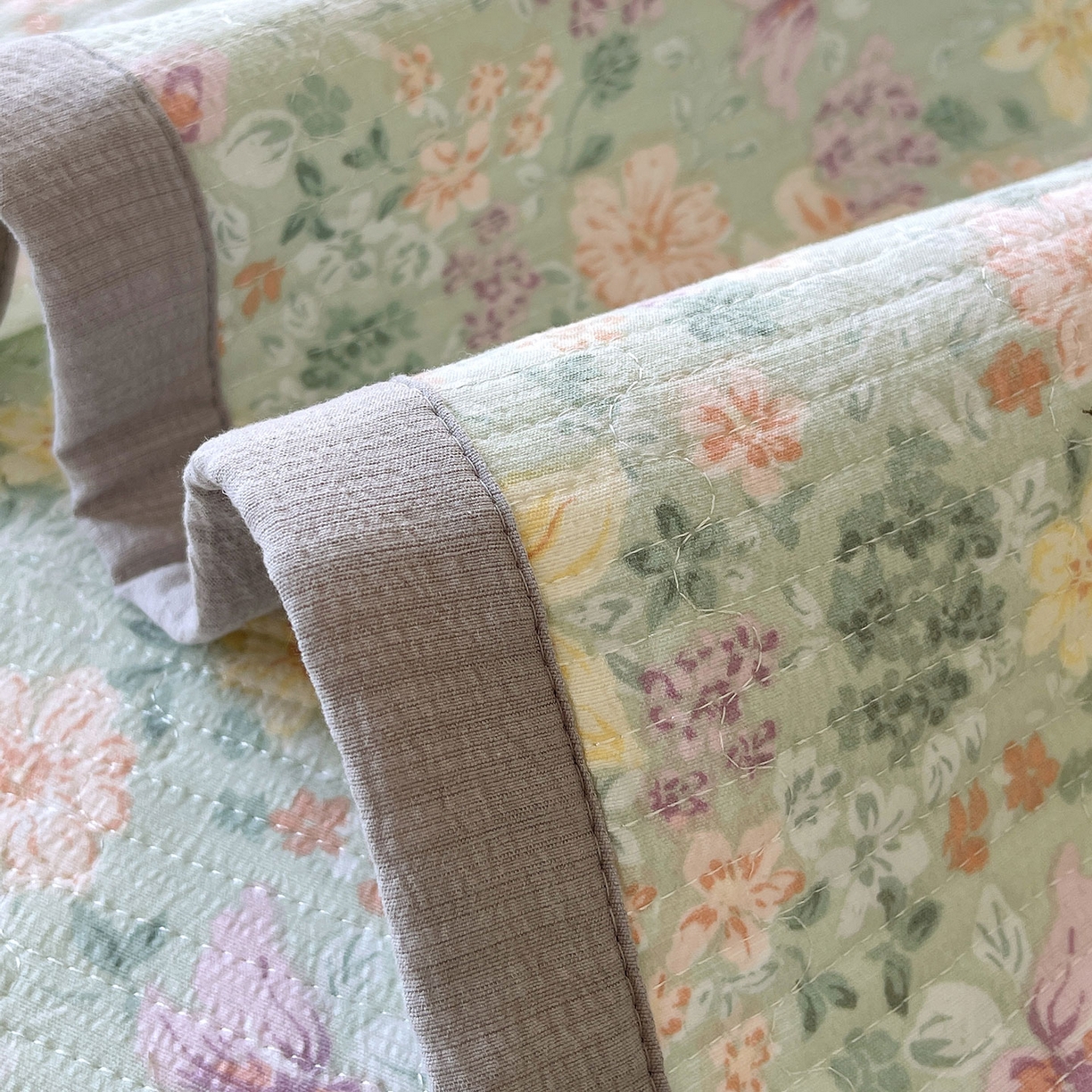 91家纺网 家纺一手货源 找家纺 雨彤家纺 2025新款A类双层纱夹棉单人枕巾 浅若花落