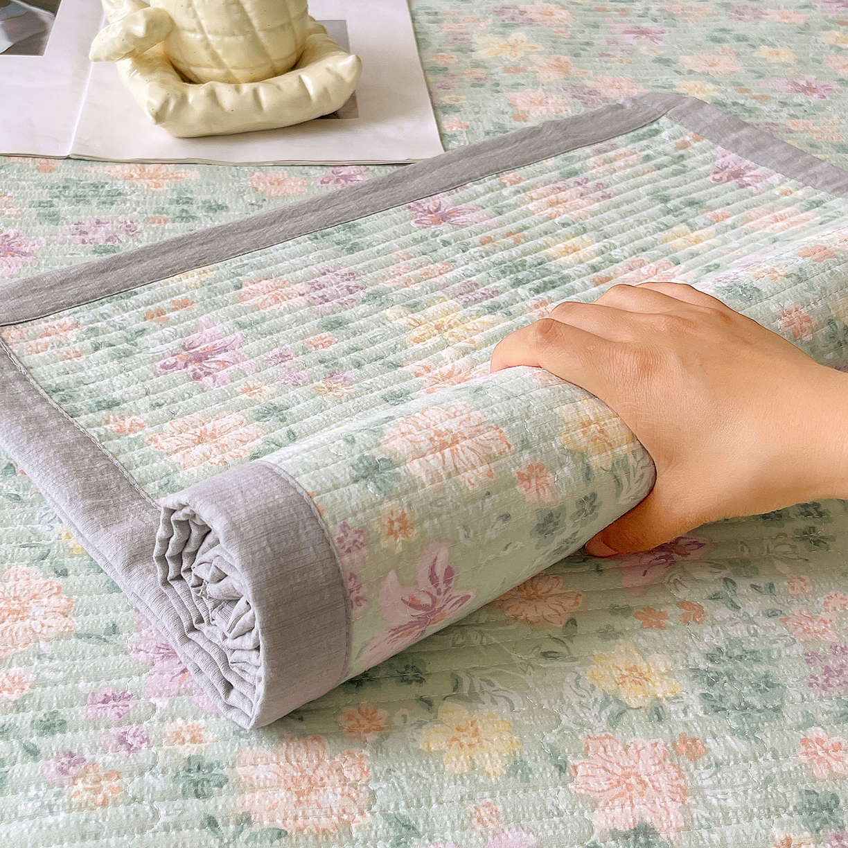 91家纺网 家纺一手货源 找家纺 雨彤家纺 2025新款A类双层纱夹棉单人枕巾 浅若花落