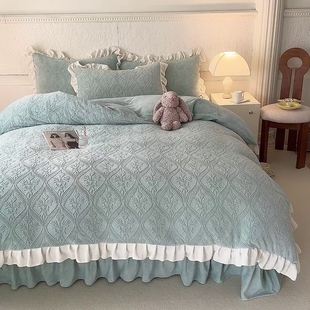 91家纺网 家纺一手货源 找家纺 唐人居 2025新款雕花牛奶绒花边款四件套--摩卡庄园系列 摩卡庄园-水兰