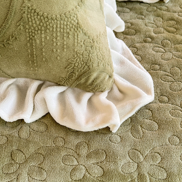 91家纺网 家纺一手货源 找家纺 唐人居 2025新款雕花牛奶绒花边款四件套--摩卡庄园系列 摩卡庄园-水绿