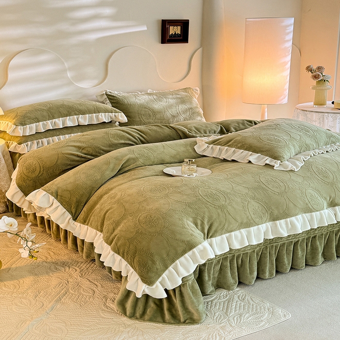 91家纺网 家纺一手货源 找家纺 唐人居 2025新款雕花牛奶绒花边款四件套--摩卡庄园系列 摩卡庄园-水绿