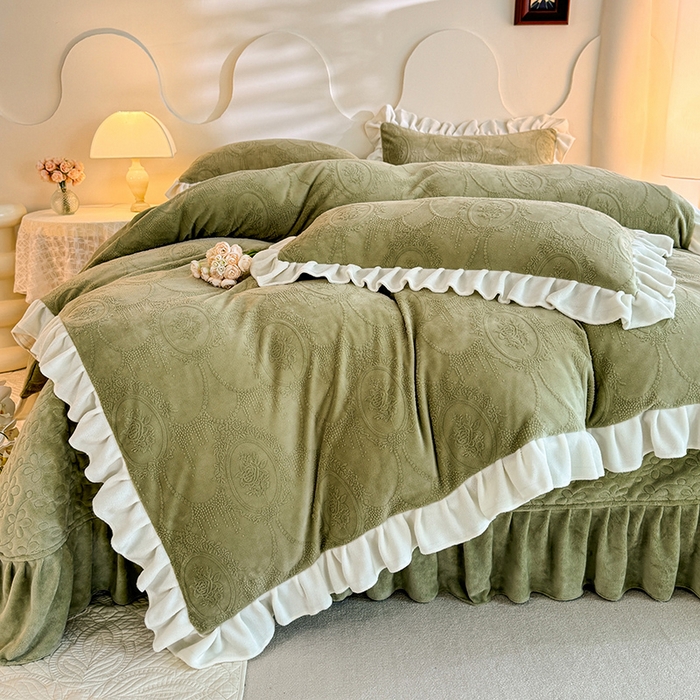 91家纺网 家纺一手货源 找家纺 唐人居 2025新款雕花牛奶绒花边款四件套--摩卡庄园系列 摩卡庄园-水绿