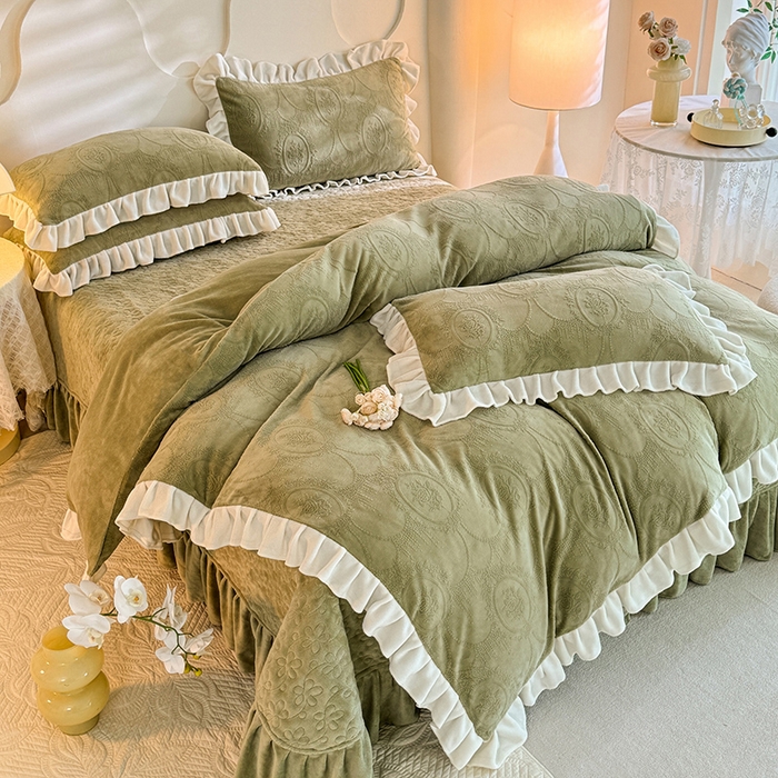 91家纺网 家纺一手货源 找家纺 唐人居 2025新款雕花牛奶绒花边款四件套--摩卡庄园系列 摩卡庄园-水绿