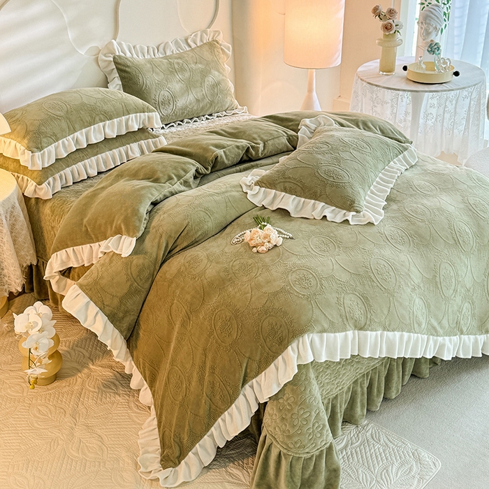 91家纺网 家纺一手货源 找家纺 唐人居 2025新款雕花牛奶绒花边款四件套--摩卡庄园系列 摩卡庄园-水绿