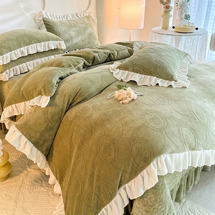 91家纺网 家纺一手货源 找家纺 唐人居 2025新款雕花牛奶绒花边款四件套--摩卡庄园系列 摩卡庄园-水绿