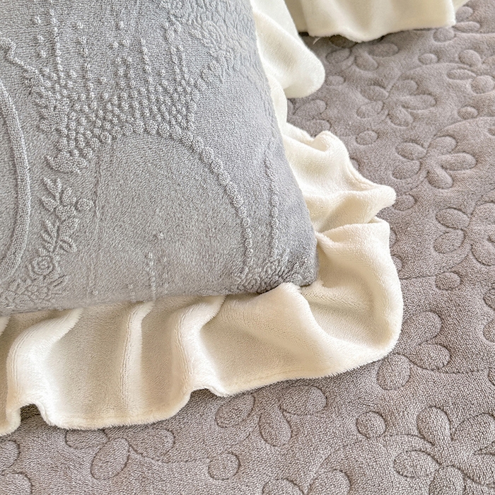 91家纺网 家纺一手货源 找家纺 唐人居 2025新款雕花牛奶绒花边款四件套--摩卡庄园系列 摩卡庄园-浅灰