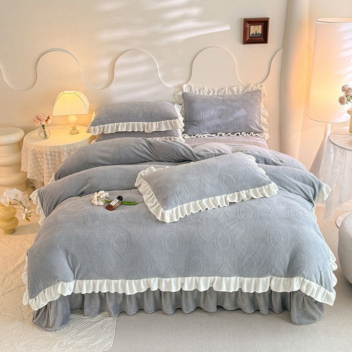 91家纺网 家纺一手货源 找家纺 唐人居 2025新款雕花牛奶绒花边款四件套--摩卡庄园系列 摩卡庄园-浅灰