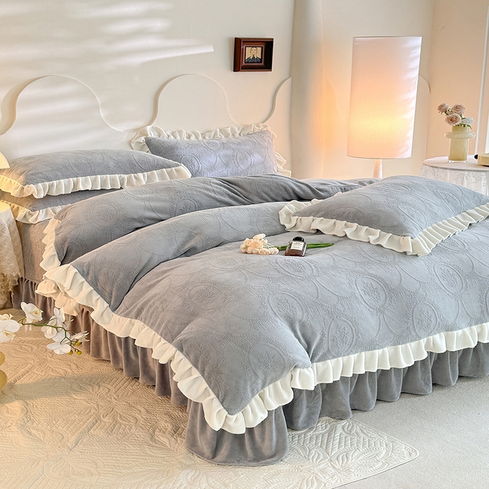 91家纺网 家纺一手货源 找家纺 唐人居 2025新款雕花牛奶绒花边款四件套--摩卡庄园系列 摩卡庄园-浅灰