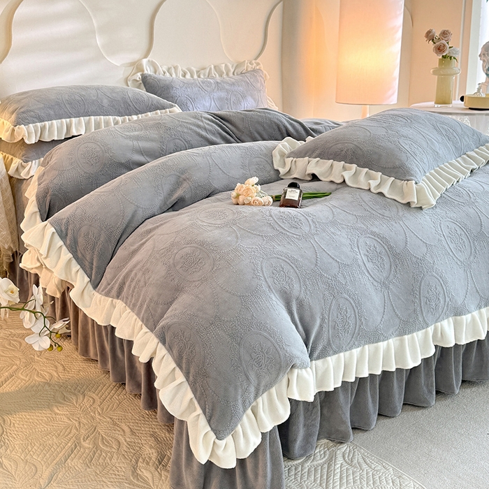 91家纺网 家纺一手货源 找家纺 唐人居 2025新款雕花牛奶绒花边款四件套--摩卡庄园系列 摩卡庄园-浅灰