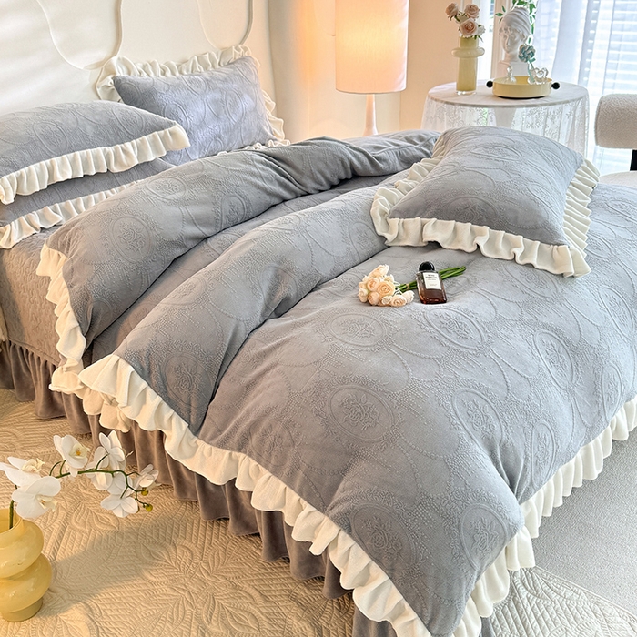91家纺网 家纺一手货源 找家纺 唐人居 2025新款雕花牛奶绒花边款四件套--摩卡庄园系列 摩卡庄园-浅灰