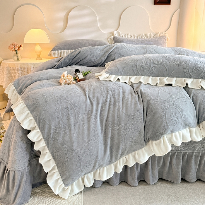 91家纺网 家纺一手货源 找家纺 唐人居 2025新款雕花牛奶绒花边款四件套--摩卡庄园系列 摩卡庄园-浅灰