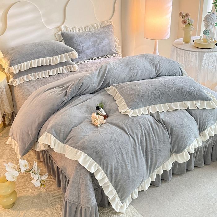 91家纺网 家纺一手货源 找家纺 唐人居 2025新款雕花牛奶绒花边款四件套--摩卡庄园系列 摩卡庄园-浅灰