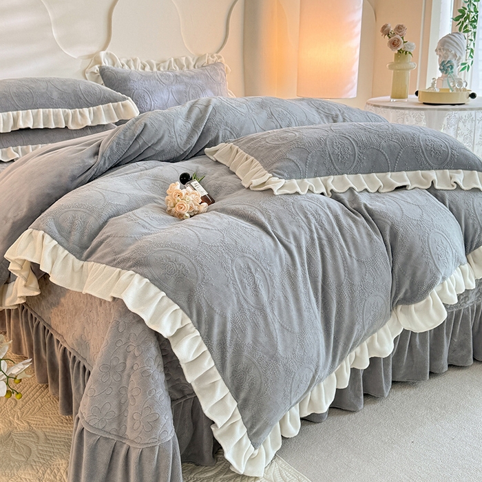 91家纺网 家纺一手货源 找家纺 唐人居 2025新款雕花牛奶绒花边款四件套--摩卡庄园系列 摩卡庄园-浅灰