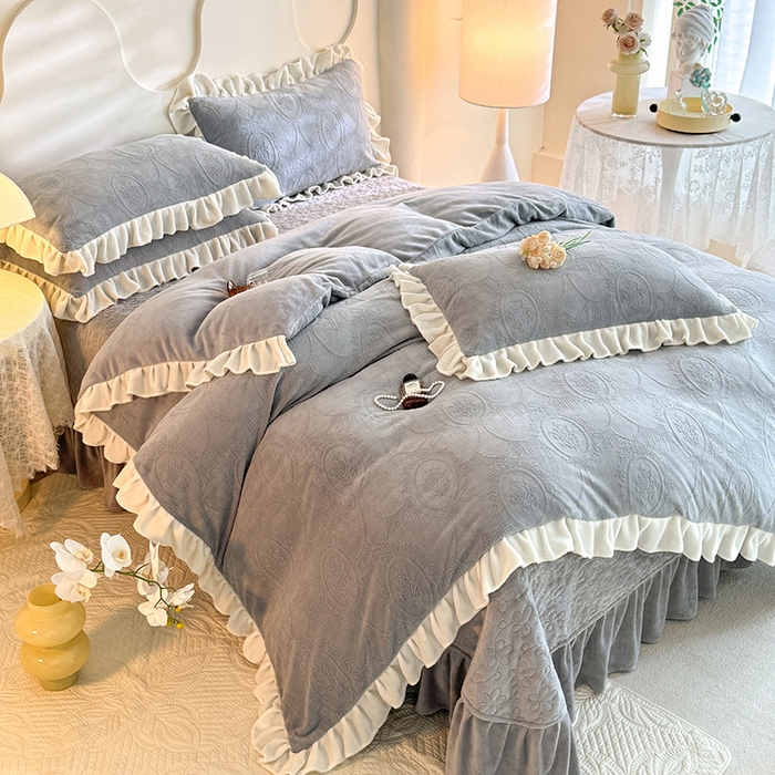 91家纺网 家纺一手货源 找家纺 唐人居 2025新款雕花牛奶绒花边款四件套--摩卡庄园系列 摩卡庄园-浅灰