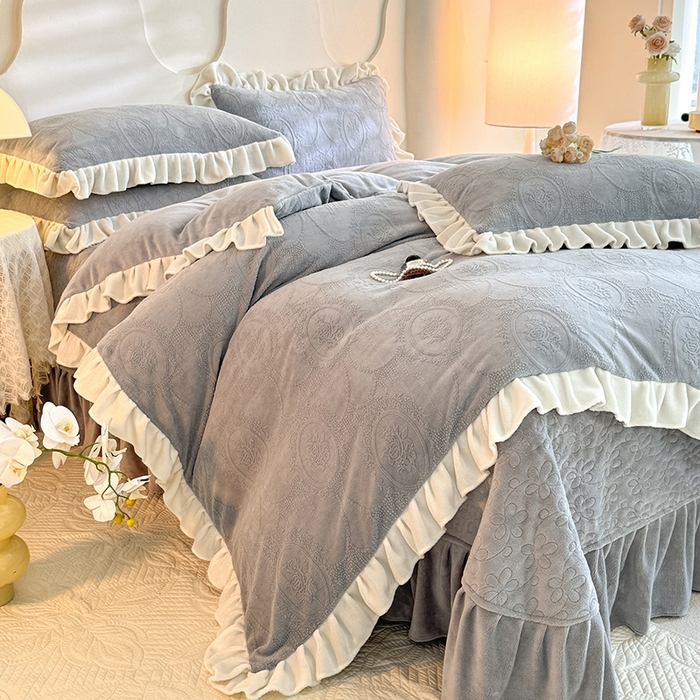 91家纺网 家纺一手货源 找家纺 唐人居 2025新款雕花牛奶绒花边款四件套--摩卡庄园系列 摩卡庄园-浅灰