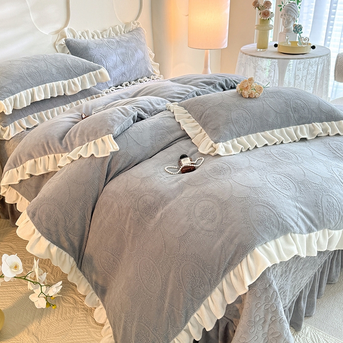 91家纺网 家纺一手货源 找家纺 唐人居 2025新款雕花牛奶绒花边款四件套--摩卡庄园系列 摩卡庄园-浅灰