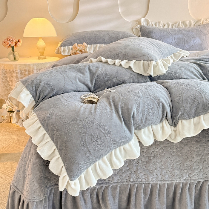 91家纺网 家纺一手货源 找家纺 唐人居 2025新款雕花牛奶绒花边款四件套--摩卡庄园系列 摩卡庄园-浅灰