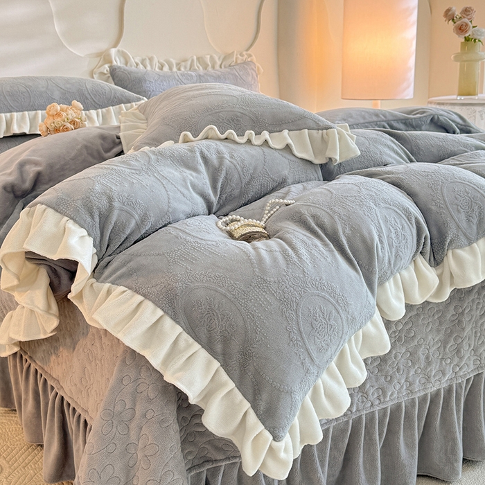 91家纺网 家纺一手货源 找家纺 唐人居 2025新款雕花牛奶绒花边款四件套--摩卡庄园系列 摩卡庄园-浅灰