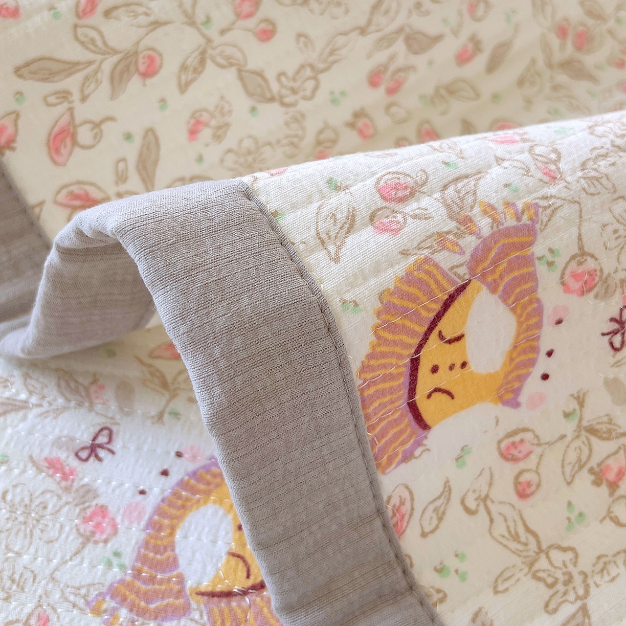 91家纺网 家纺一手货源 找家纺 雨彤家纺 2025新款A类双层纱夹棉单人枕巾 萌萌哒