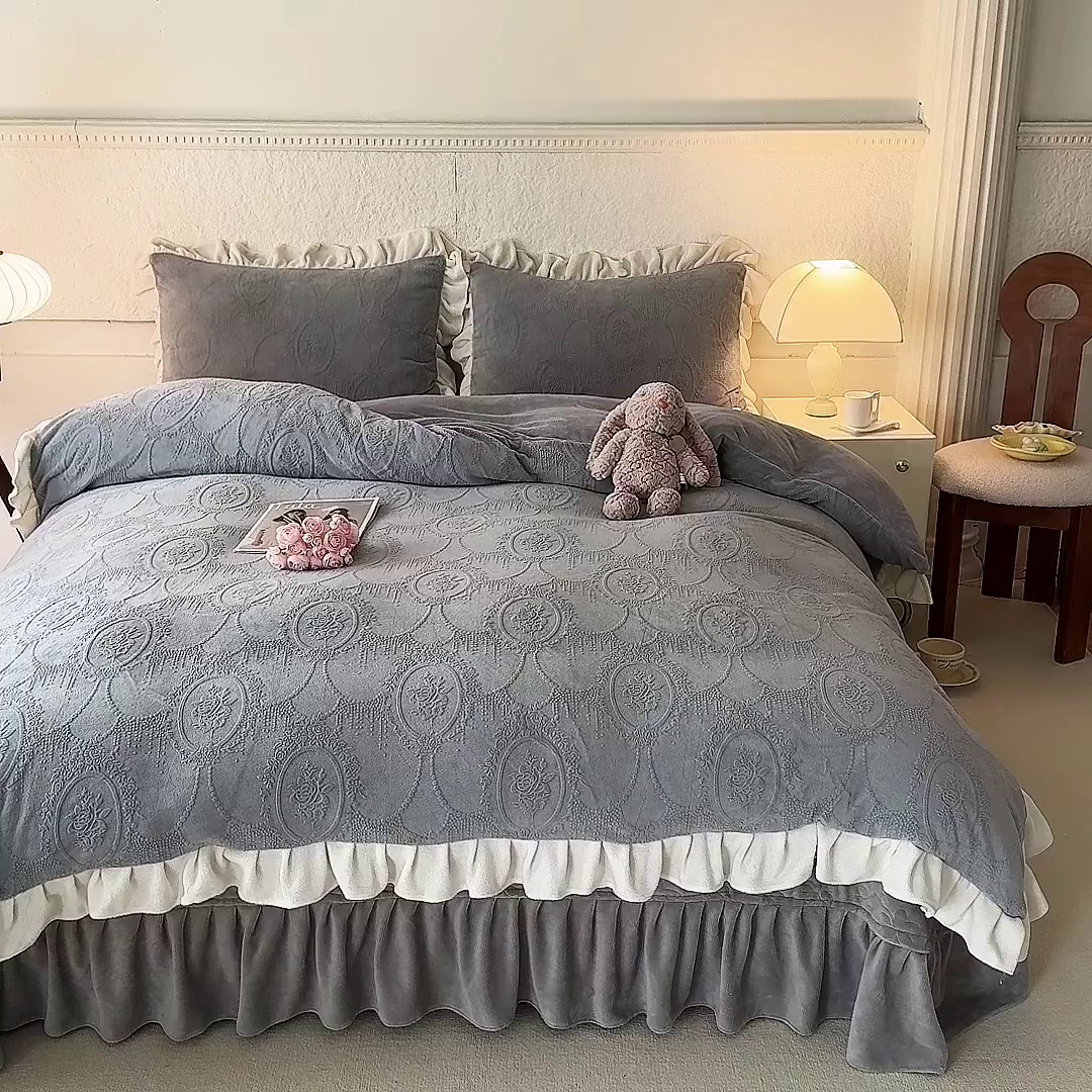 91家纺网 家纺一手货源 找家纺 唐人居 2025新款雕花牛奶绒花边款四件套--摩卡庄园系列 摩卡庄园-浅灰
