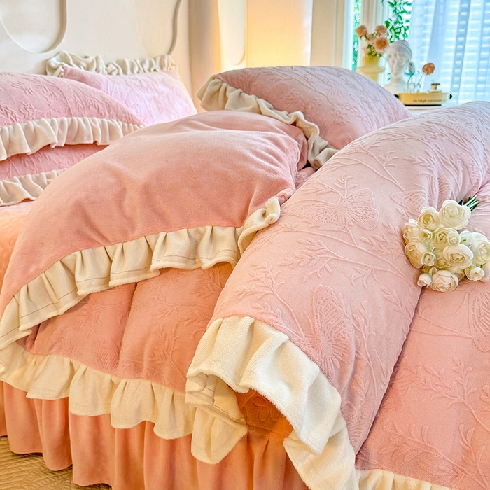 91家纺网 家纺一手货源 找家纺 唐人居 2025新款雕花牛奶绒花边款四件套--摩卡庄园系列 摩卡庄园-浅粉