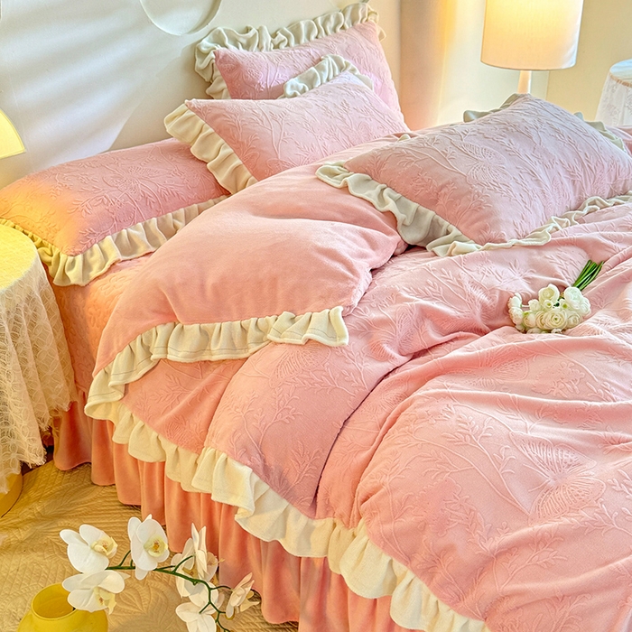 91家纺网 家纺一手货源 找家纺 唐人居 2025新款雕花牛奶绒花边款四件套--摩卡庄园系列 摩卡庄园-浅粉