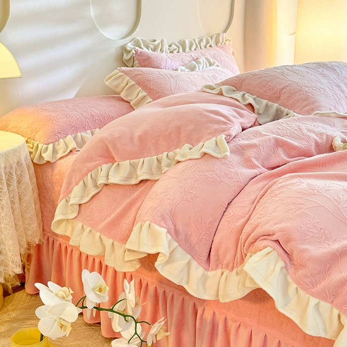 91家纺网 家纺一手货源 找家纺 唐人居 2025新款雕花牛奶绒花边款四件套--摩卡庄园系列 摩卡庄园-浅粉