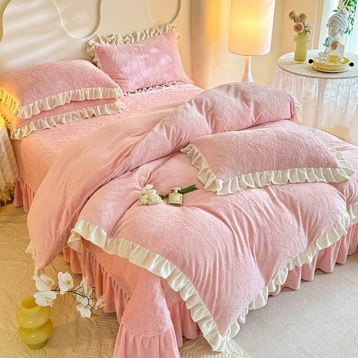 91家纺网 家纺一手货源 找家纺 唐人居 2025新款雕花牛奶绒花边款四件套--摩卡庄园系列 摩卡庄园-浅粉