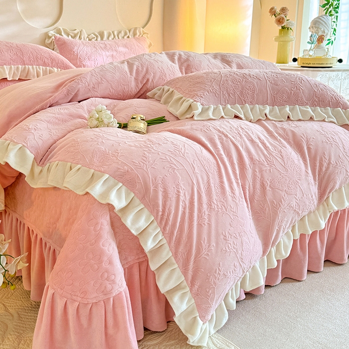 91家纺网 家纺一手货源 找家纺 唐人居 2025新款雕花牛奶绒花边款四件套--摩卡庄园系列 摩卡庄园-浅粉