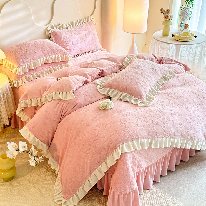 91家纺网 家纺一手货源 找家纺 唐人居 2025新款雕花牛奶绒花边款四件套--摩卡庄园系列 摩卡庄园-浅粉