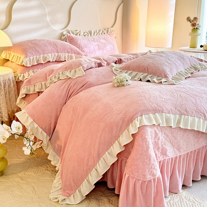 91家纺网 家纺一手货源 找家纺 唐人居 2025新款雕花牛奶绒花边款四件套--摩卡庄园系列 摩卡庄园-浅粉