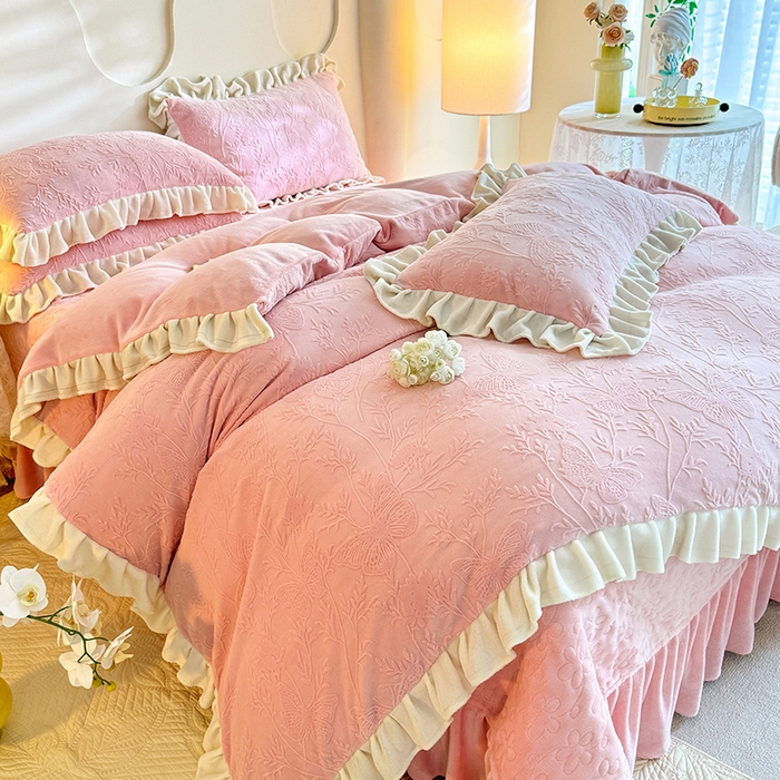 91家纺网 家纺一手货源 找家纺 唐人居 2025新款雕花牛奶绒花边款四件套--摩卡庄园系列 摩卡庄园-浅粉