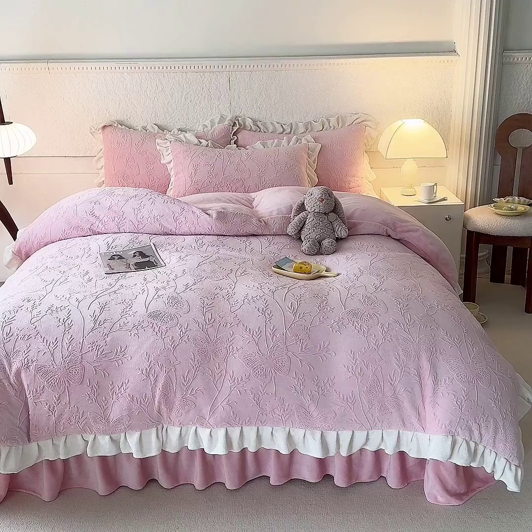 91家纺网 家纺一手货源 找家纺 唐人居 2025新款雕花牛奶绒花边款四件套--摩卡庄园系列 摩卡庄园-浅粉