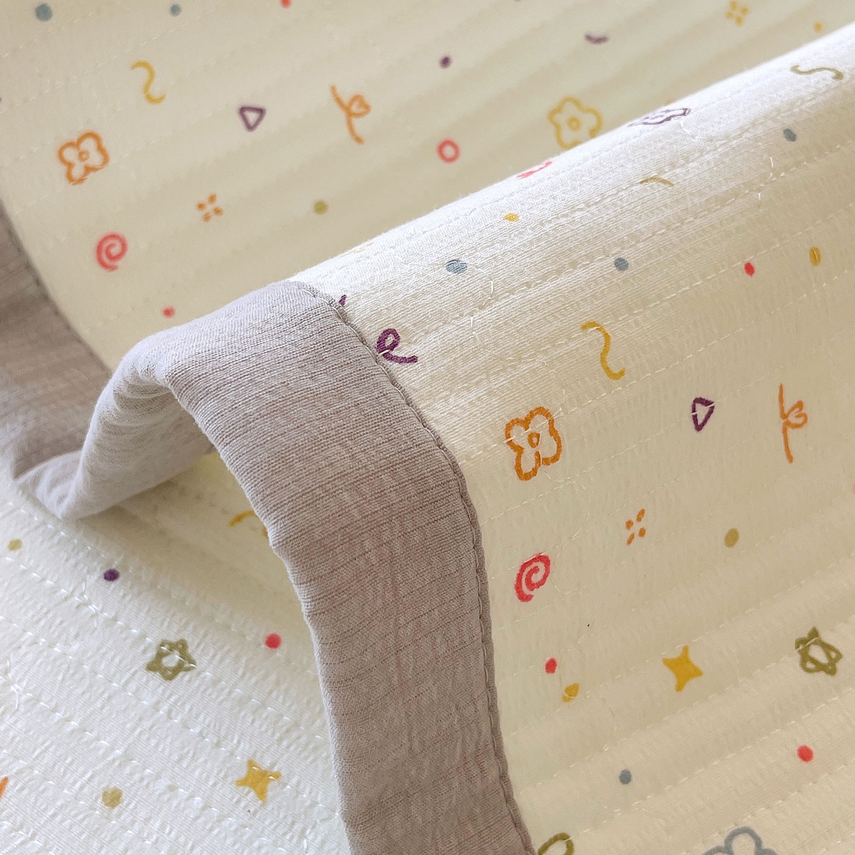 91家纺网 家纺一手货源 找家纺 雨彤家纺 2025新款A类双层纱夹棉单人枕巾 小确幸