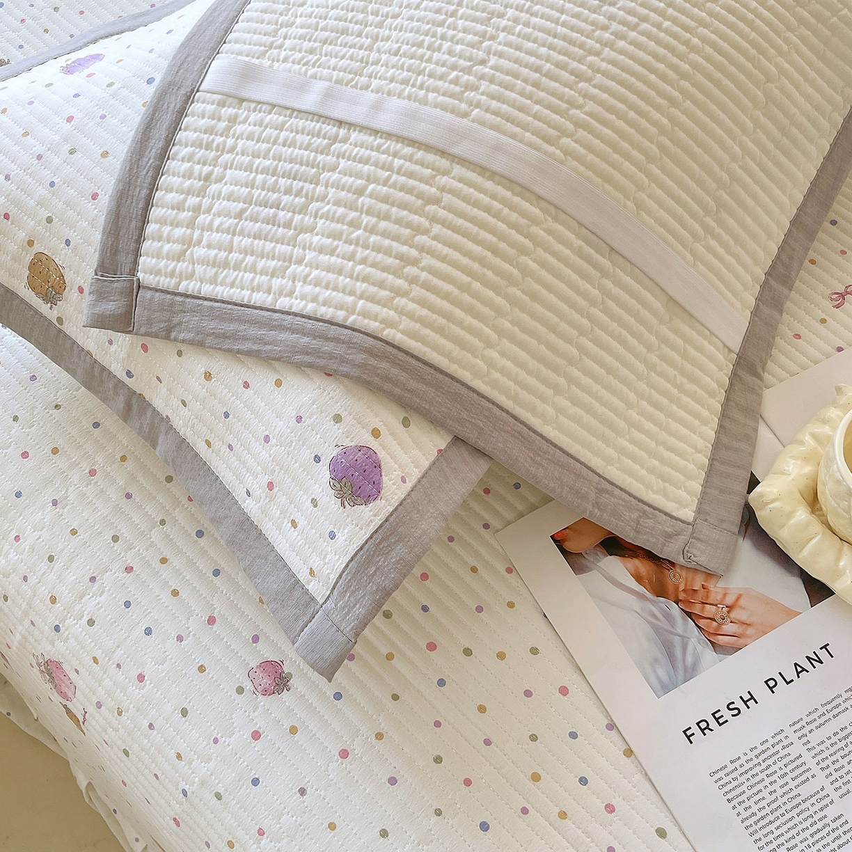 91家纺网 家纺一手货源 找家纺 雨彤家纺 2025新款A类双层纱夹棉单人枕巾 点点莓果