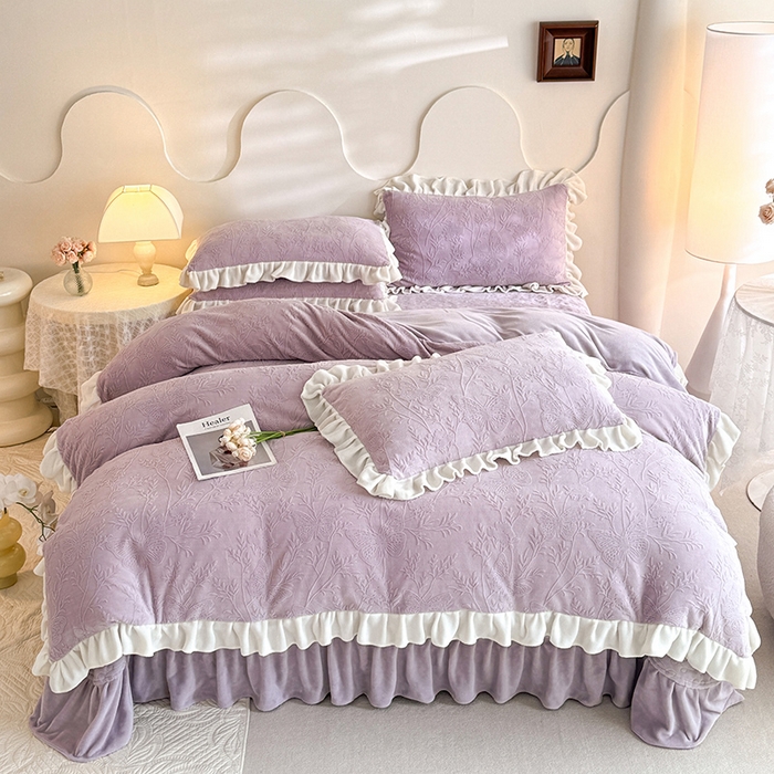 91家纺网 家纺一手货源 找家纺 唐人居 2025新款雕花牛奶绒花边款四件套--摩卡庄园系列 摩卡庄园-浅紫