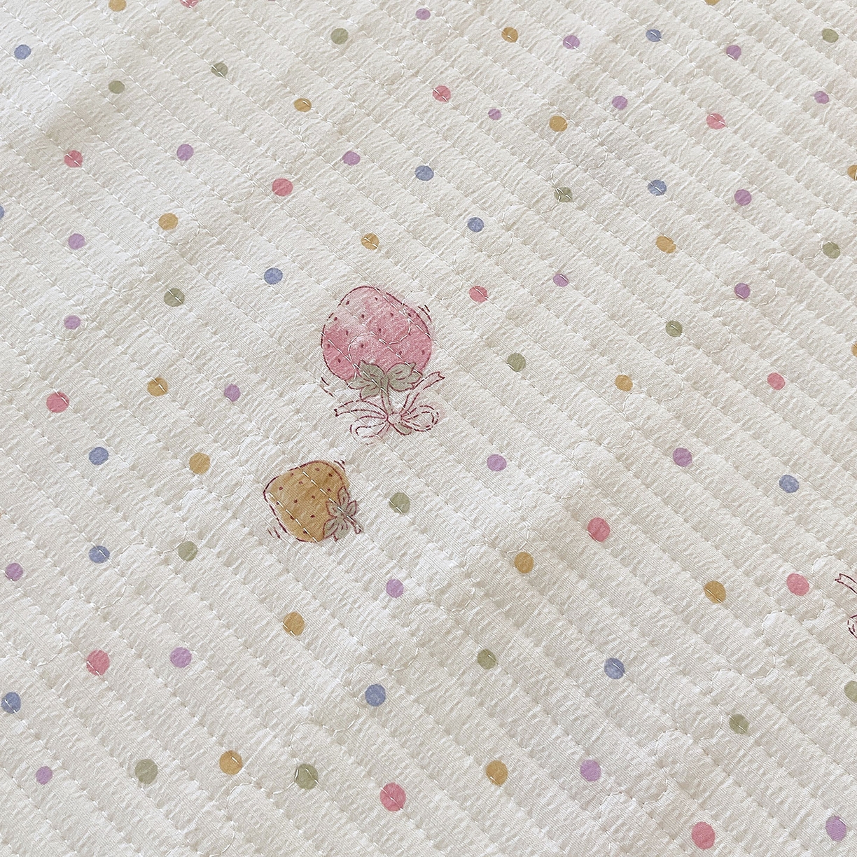 91家纺网 家纺一手货源 找家纺 雨彤家纺 2025新款A类双层纱夹棉单人枕巾 点点莓果