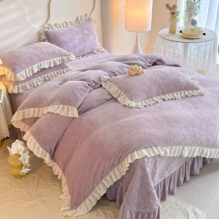91家纺网 家纺一手货源 找家纺 唐人居 2025新款雕花牛奶绒花边款四件套--摩卡庄园系列 摩卡庄园-浅紫