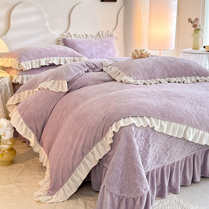 91家纺网 家纺一手货源 找家纺 唐人居 2025新款雕花牛奶绒花边款四件套--摩卡庄园系列 摩卡庄园-浅紫