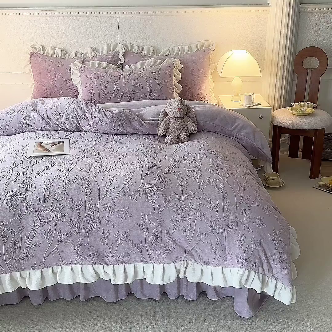 91家纺网 家纺一手货源 找家纺 唐人居 2025新款雕花牛奶绒花边款四件套--摩卡庄园系列 摩卡庄园-浅紫