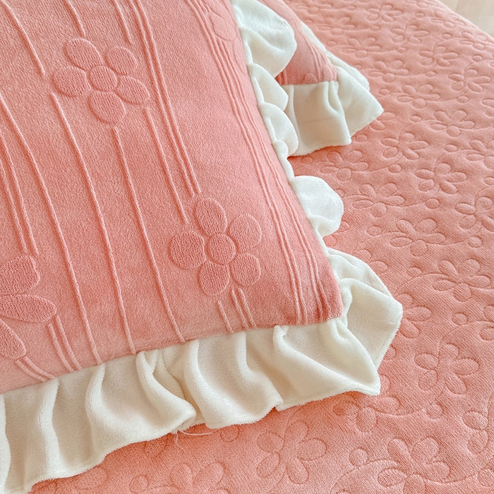 91家纺网 家纺一手货源 找家纺 唐人居 2025新款雕花牛奶绒花边款四件套--摩卡庄园系列 摩卡庄园-粉玉