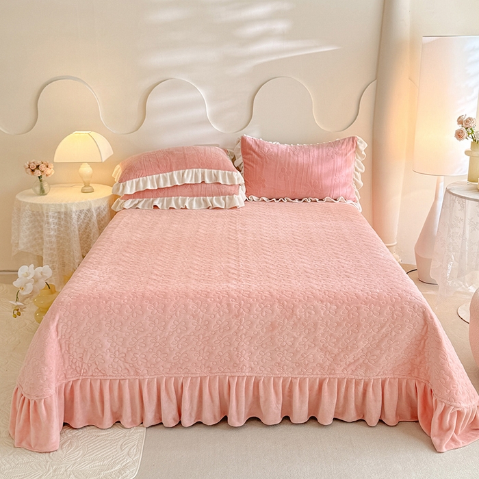 91家纺网 家纺一手货源 找家纺 唐人居 2025新款雕花牛奶绒花边款四件套--摩卡庄园系列 摩卡庄园-粉玉