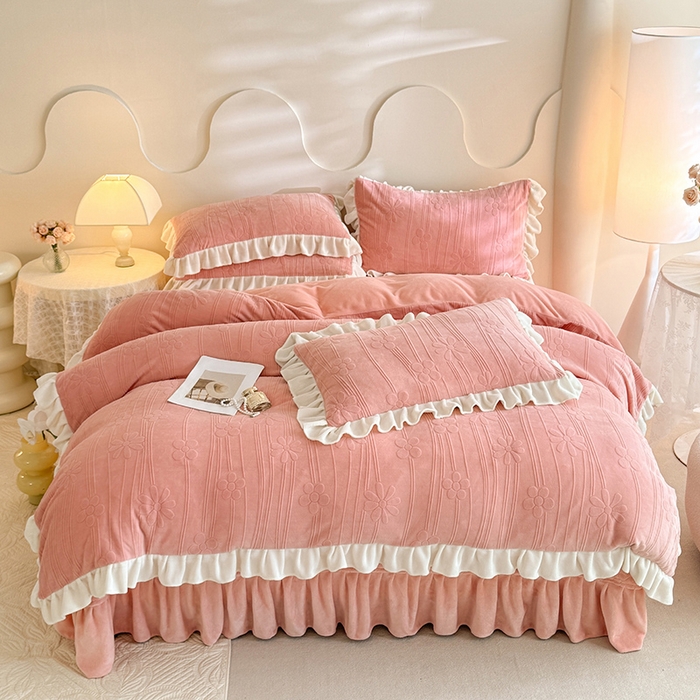 91家纺网 家纺一手货源 找家纺 唐人居 2025新款雕花牛奶绒花边款四件套--摩卡庄园系列 摩卡庄园-粉玉