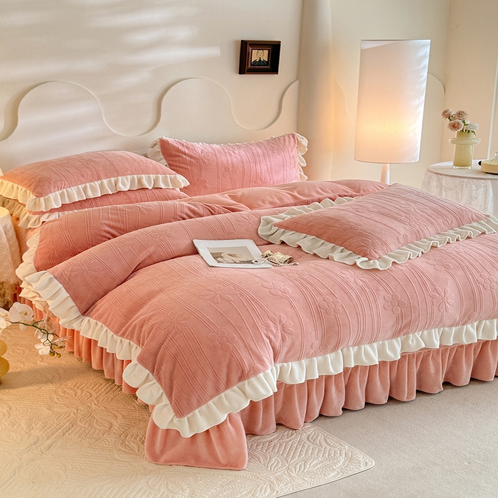 91家纺网 家纺一手货源 找家纺 唐人居 2025新款雕花牛奶绒花边款四件套--摩卡庄园系列 摩卡庄园-粉玉