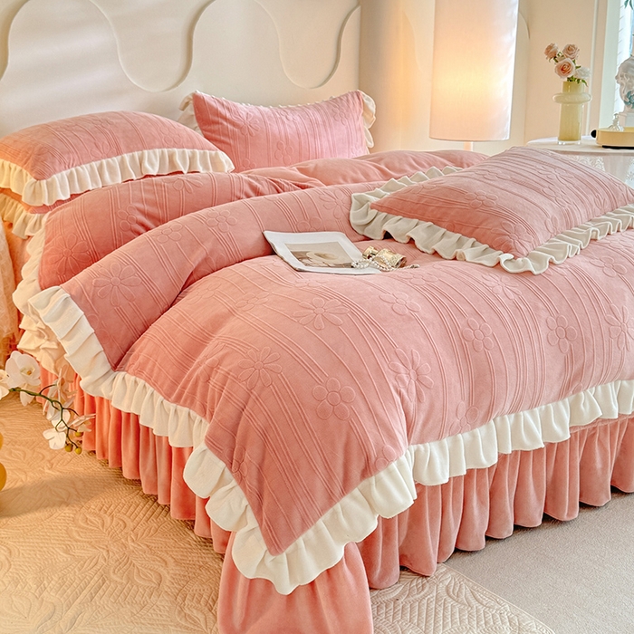 91家纺网 家纺一手货源 找家纺 唐人居 2025新款雕花牛奶绒花边款四件套--摩卡庄园系列 摩卡庄园-粉玉