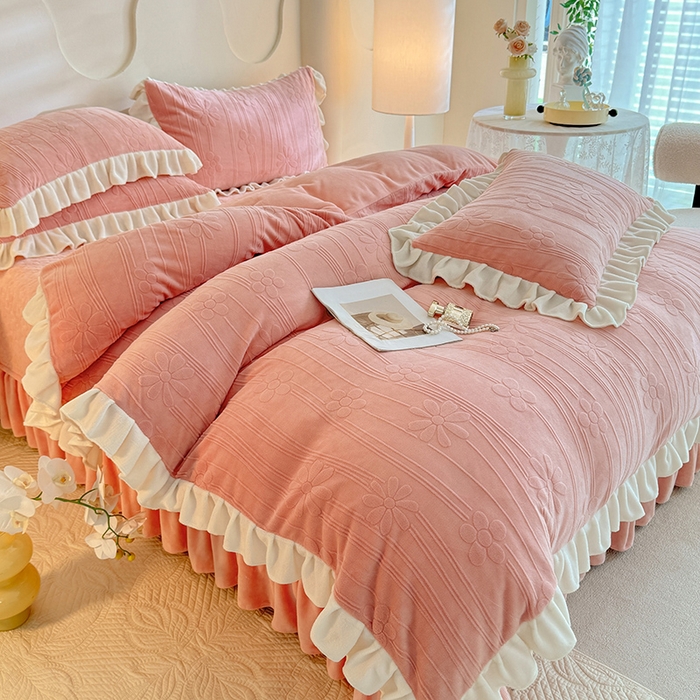 91家纺网 家纺一手货源 找家纺 唐人居 2025新款雕花牛奶绒花边款四件套--摩卡庄园系列 摩卡庄园-粉玉